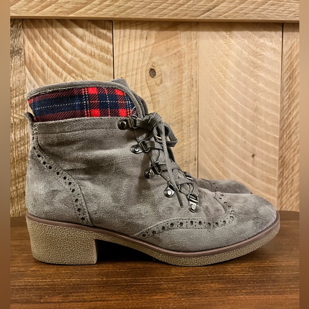 Tommy Hilfiger Twyazi Suede Booties. Women’s Size 8.5